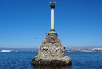 Памятник-затопленим-короблям-в-Севастополе