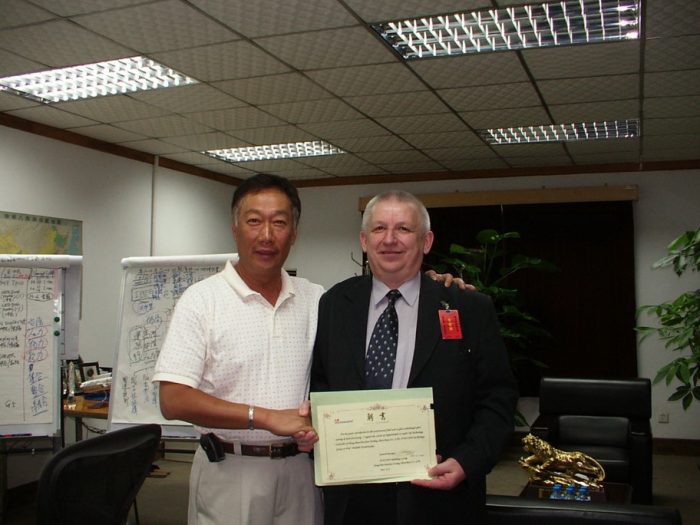 Президент компании «Foxconn Technology Group» (Тайвань) г-н Терри Гоу вручает сертификат научного консультанта компании  профессору В.С. Кондратенко