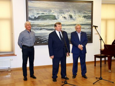 МИронов Хайрюзов на выставке Нестеренко